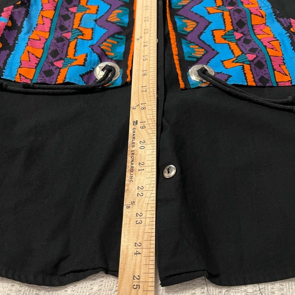 #1903. Vtg. Ozark Mountain Jean Co. Women's Black Aztec Print Shirt w/Conchos. M - Picture 6 of 8